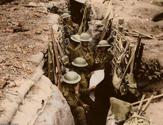 Солдаты 12 батальона Восточного Суррейского полка британской армии, во время Мессинской битвы, 11 июня 1917 г. архивное фото, колоризация, колоризация фотографий, колоризированные снимки, первая мировая, первая мировая война, фото войны