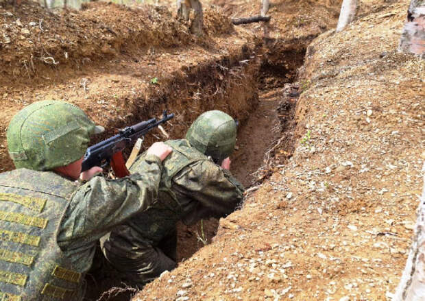 На полигоне «Троицкий» военнослужащие армейского корпуса Восточного военного округа на Сахалине, отрабатывают штурм окопов