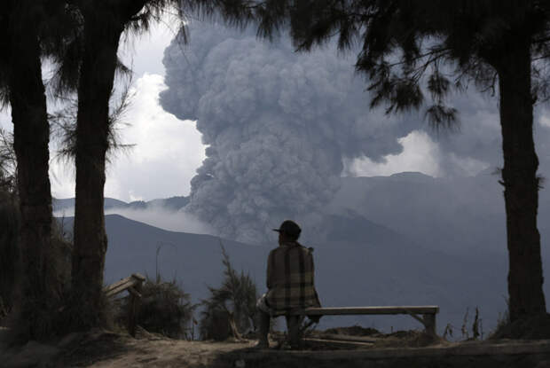 Это действующий вулкан Бромо на востоке острова Ява в Индонезии