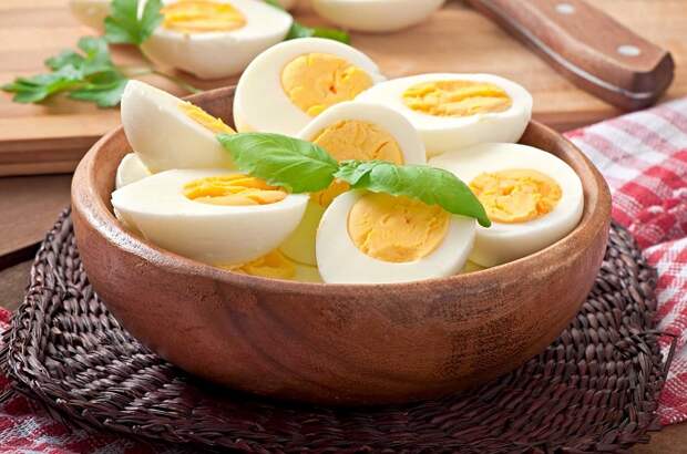 Вареные яйца - отличный вариант питательного завтрака. / Фото: fitnessi.ru