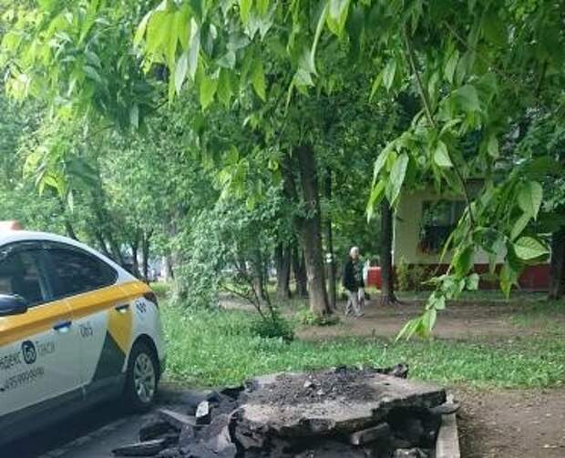 Старый асфальт вывезли из двора на Искры