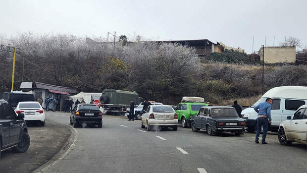 МО РФ: командование миротворцев ведет переговоры для открытия дороги Степанакерт – Горис