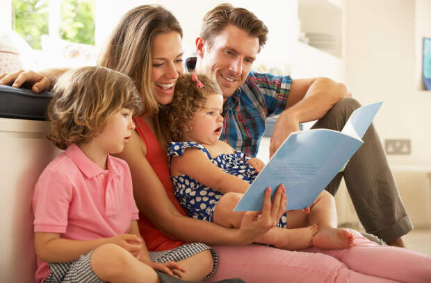 родители читают детям