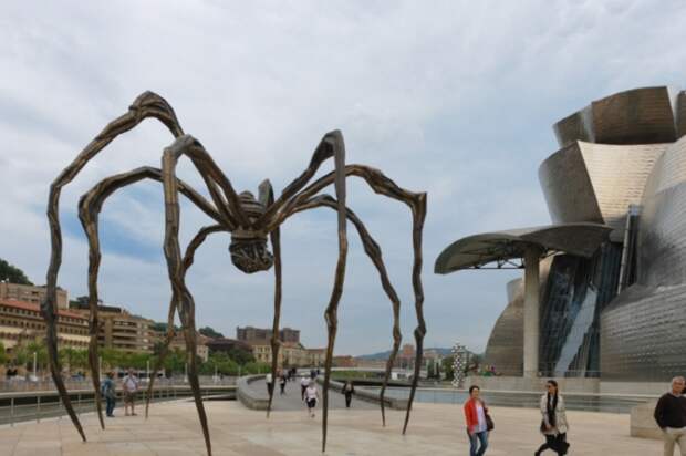 Памятник гигантскому пауку.