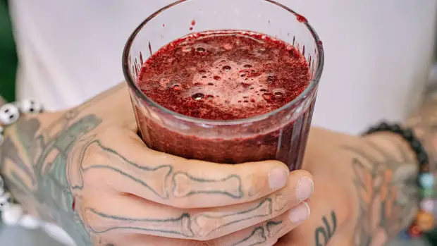 Мужчина выпил "фекальный смузи" ради испытания вакцины от дизентерии