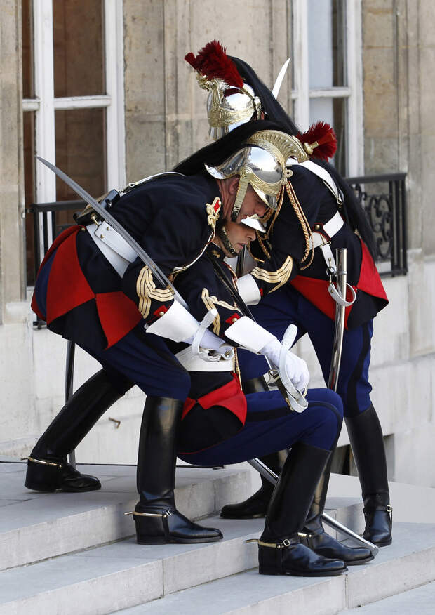 Гвардеец упал в обморок на ступеньках Елисейского дворца в Париже