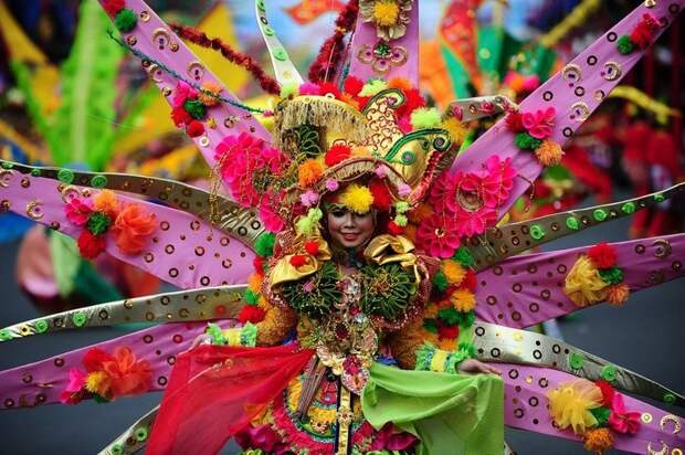 Необычный карнавал в индонезийском Джембере (1)
