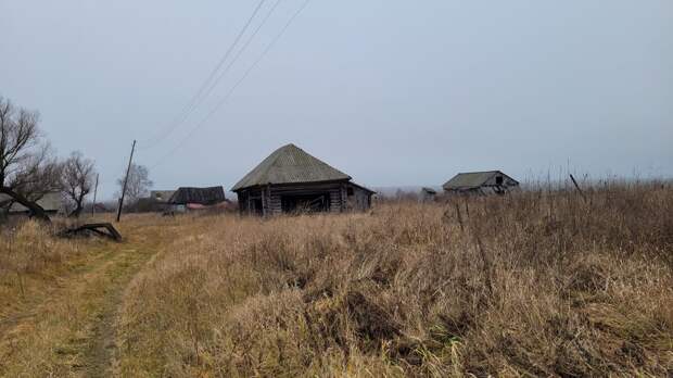Это огромная, заброшенная деревня Мордовии. Здесь остались сотни брошенных домов и на десятки километров ни одной живой души. Люди покинули это место совсем недавно и масштаб просто потрясает.-13