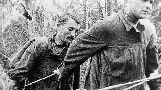 Заключенные Ухтинской экспедиции Управления северных лагерей особого назначения ОГПУ на транспортировке грузов вверх по реке Ижме (1929 год)
