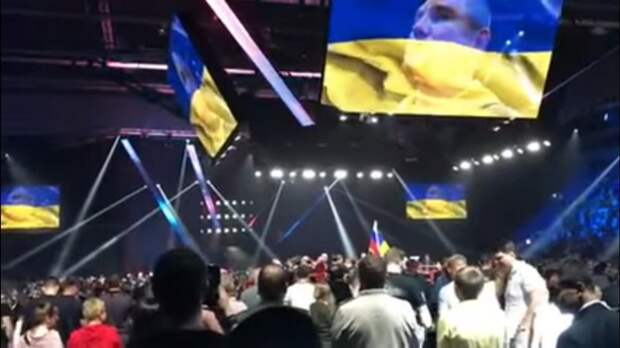 Апостроф: в интернете удивились, что москвичи встали во время исполнения гимна Украины