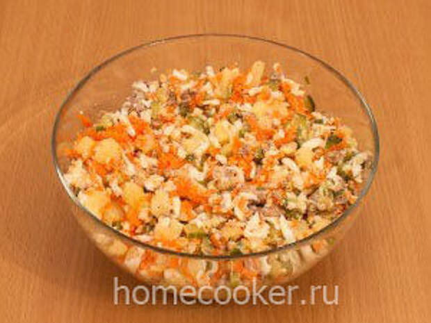 Салат из печени трески Smeshivaem ingredienty 1 300x225 Салат из печени трески