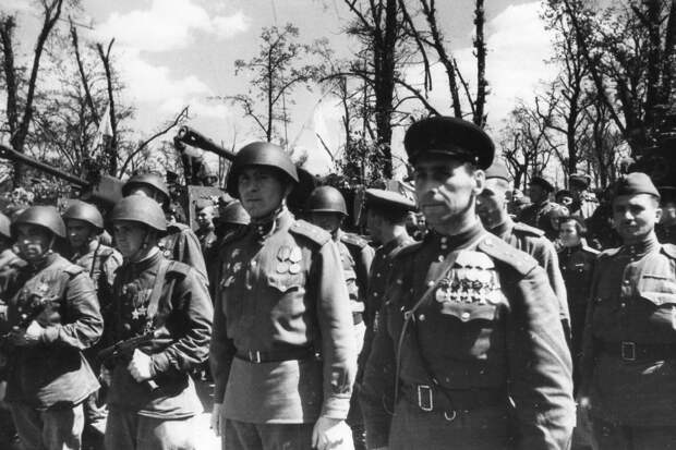 Полный кавалер Георгиевского креста капитан Владимир Грусланов перед парадом в Берлине. 20 мая 1945 года.