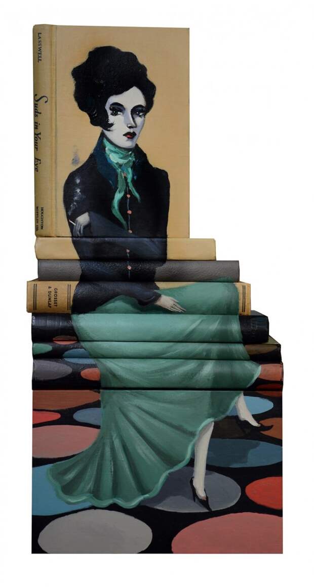 Художник превращает старые книги в стопки-скульптуры