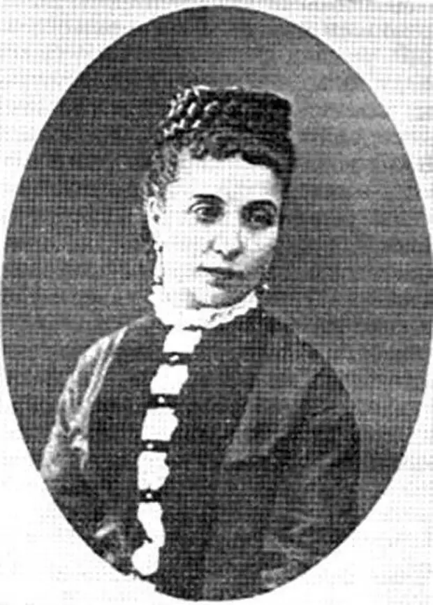 Леония-Шарлотта Дантес де Геккерн (сама бы она предпочла называться Пушкиной). 