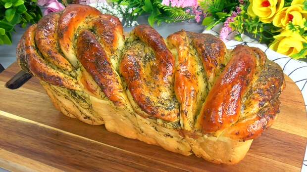 Ароматный хлеб с зеленью и чесночком, настоящий красавец! Теперь можно и в магазин не ходить, ведь испечь такой хлеб совсем нетрудно