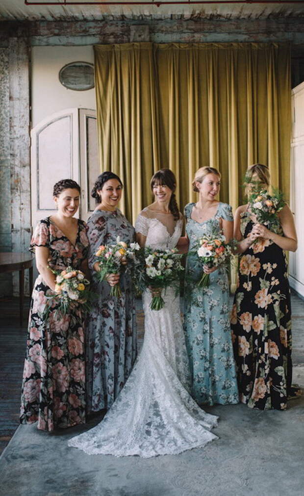 Подруги невесты выбрали один фасон платьев, но разные цвета ткани.