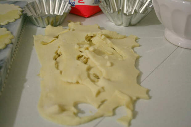 Как лепят и выпекают слоеные пирожки: мастер-класс