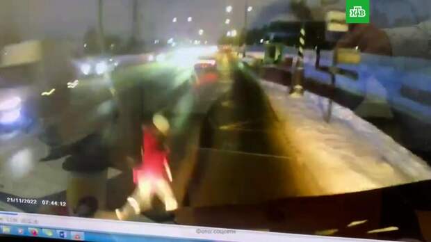 Момент смертельного наезда «КамАЗа» на 10-летнюю девочку в Москве попал на видео