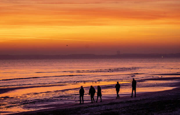 Восход на пляже вдоль Балтийского моря в Шарбойце, северная Германия.