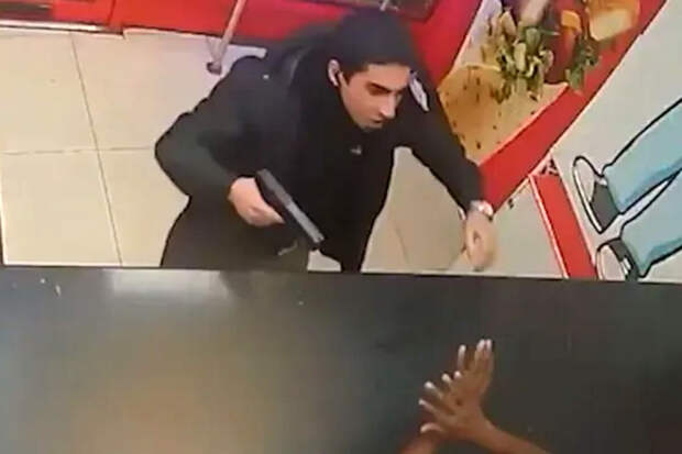 Клиент кафе в Англии начал угрожать пистолетом кассиру, продавшему не тот соус