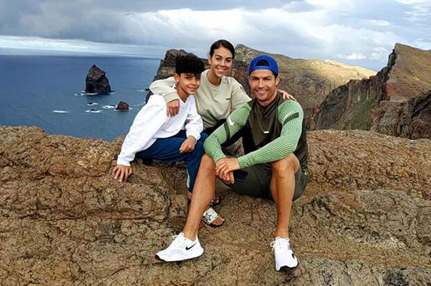 Звездный Instagram: масочный режим в каменных джунглях и прелести загородной жизни