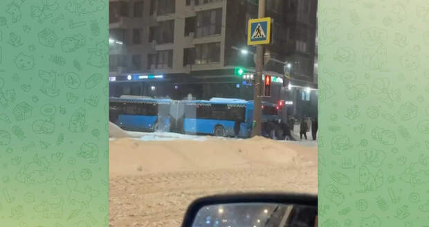 Появилось видео с толкающими автобус пассажирами в Москве