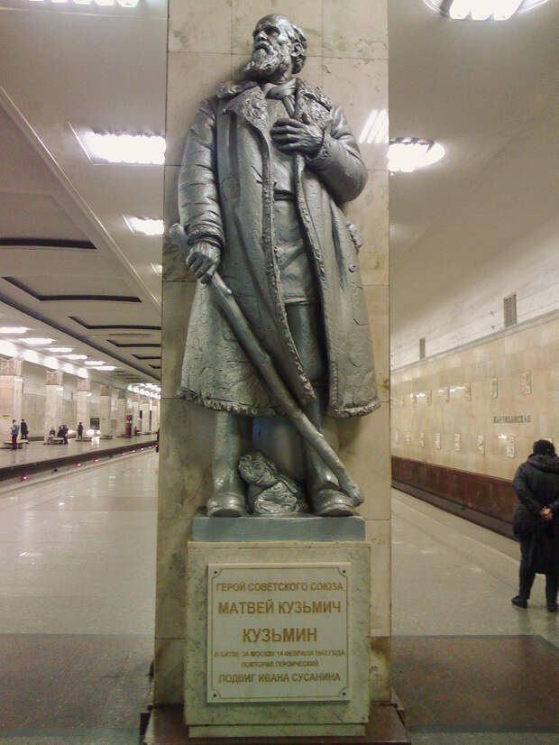 10 самых интересных скульптур Московского метро