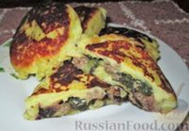 Фото к рецепту: Картофельные пирожки с колбасками и зеленью