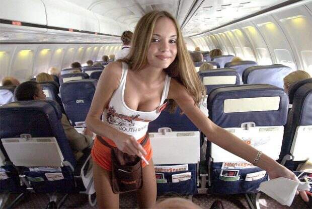 Стюардесса Hooters Air