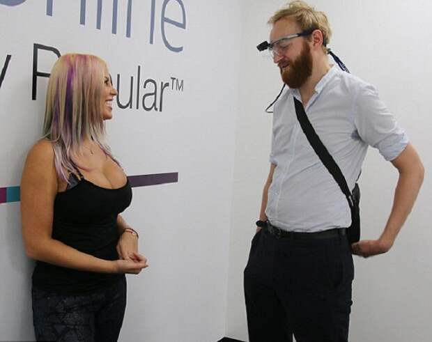 37C1686300000578-3766988-As_he_approached_Scarlett_to_shake_her_hand_James_Smith_s_eyelin-m-15_1472660008890.jpg 37C1686300000578-3766988-As_he_approached_Scarlett_to_shake_her_hand_James_Smith_s_eyelin-m-15_1472660008890.jpg
