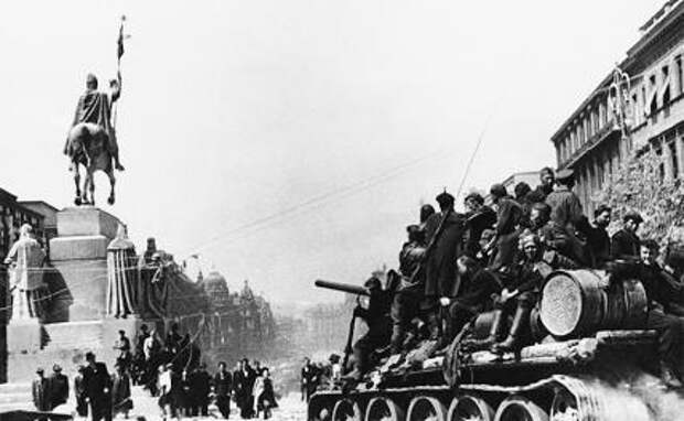 На фото: советский танк на Вацлавской площади в Праге. Чехословакия, 1945 год