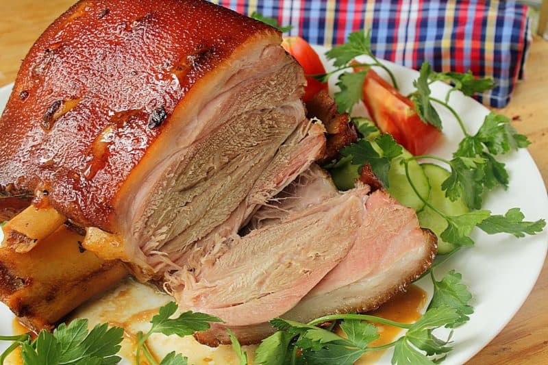 Свиная рулька в духовке. Нежное мясо с хрустящей корочкой 2