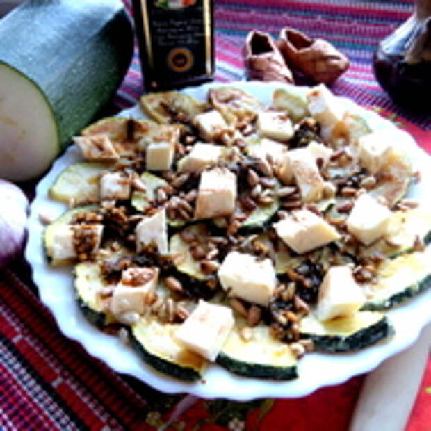 Тёплый салат из кабачков с брынзой