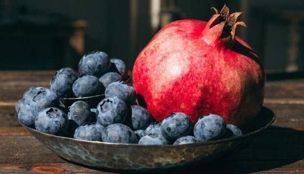 Гранаты vs голубика: какой продукт полезнее