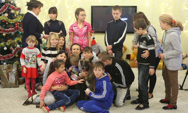 Юлия Чичерина с детьми Донбасса на Новый год.