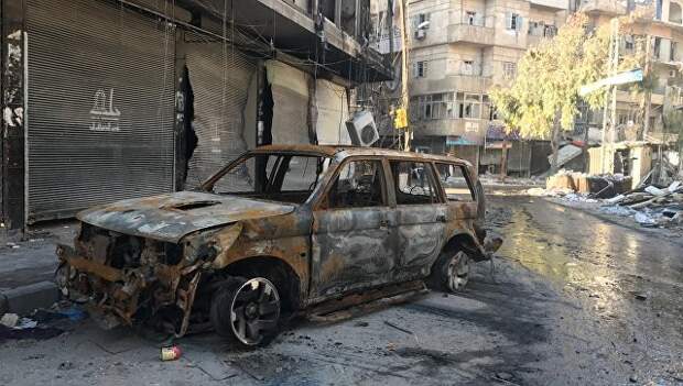 Сгоревшая машина боевиков в восточном Алеппо. Архивное фото
