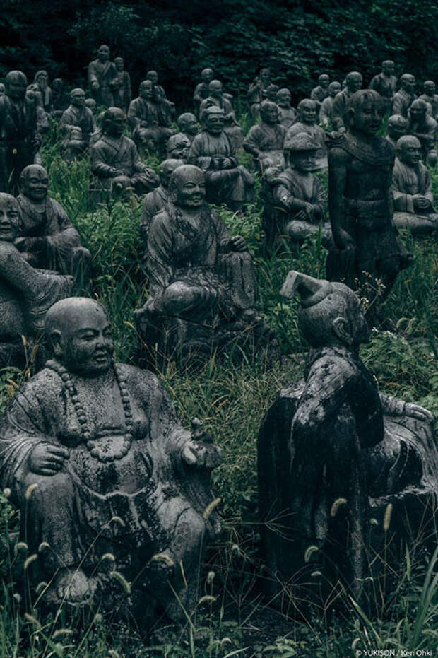 Самый жуткий парк Японии: 800 каменных статуй были найдены в заброшенном парке для отдыха
