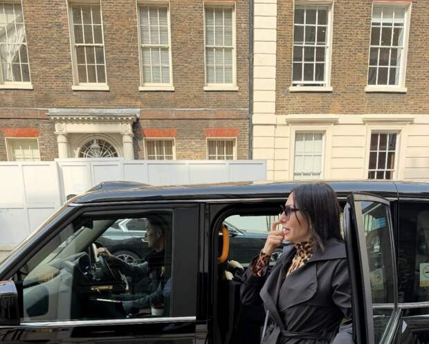 Актриса Алика Смехова сообщила, что улетела с сыном из России