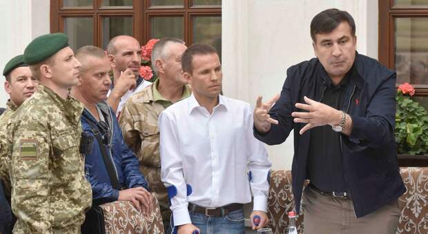 Деньги, паспорт, новые силы: Саакашвили подписал протокол о незаконном пересечении границы Украины