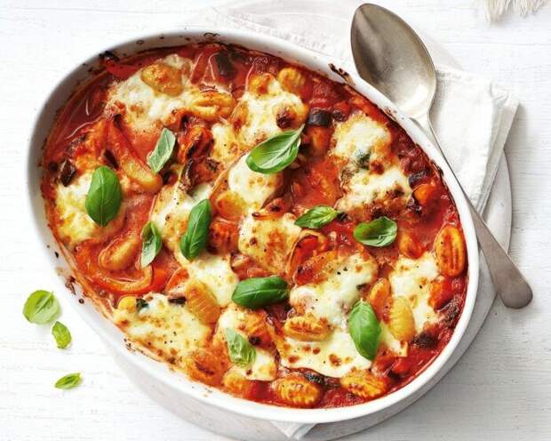 Овощная запеканка с творогом и сыром. \ Фото: deliciousmagazine.co.uk.