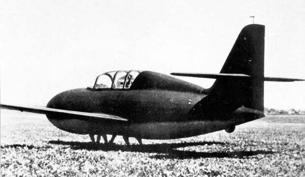 Messerschmitt Me-328 – сверхлёгкий истребитель, изначально разрабатывавшийся в качестве истребителя-паразита, для крепления на тяжёлых бомбардировщиках. Затем его переделали для запусков с земли. Последняя модификация Me-328 была самолётом-камикадзе с огромной бомбой на борту. И ни в одной из этих ролей он не показал себя достаточно успешно.