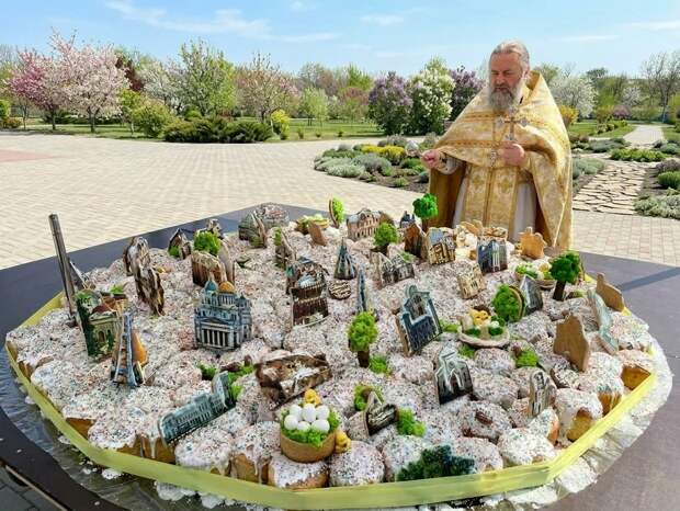 В Крыму испекли пасхальный кулич весом 600 кг в виде карты полуострова