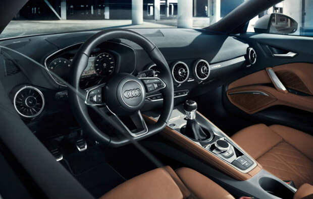 В новой Audi TTS весь центр приборной панели освобожден от кнопок.