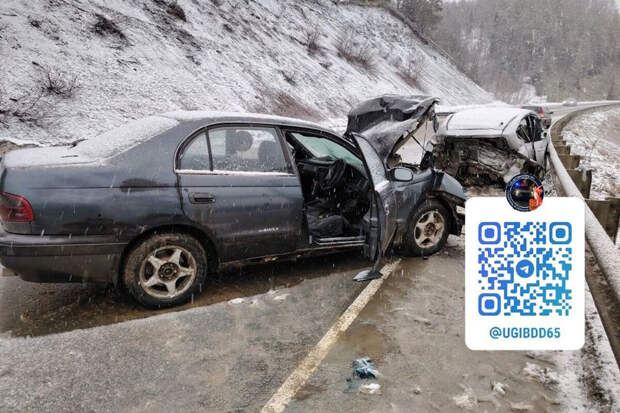 На Сахалине две Toyota разбились в серьезном ДТП