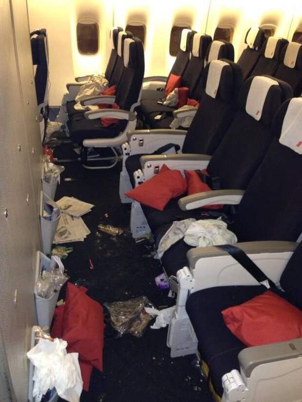 PassengerShaming03 Бывшая стюардесса выкладывает фотографии самых отвратительных пассажиров самолётов