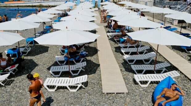 Очереди, как в мавзолей Ленина: в Сети показали, что россияне устроили в Сочи. Видео