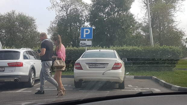 Милые девушки, теперь мы знаем, почему вы так плохо паркуетесь (обратите внимание на следующую фотографию)  девушки, женская логика, женщины, прикол, юмор