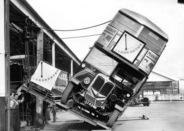 Тестирование системы наклона двухэтажного автобуса. Тест показал, что нет опасности опрокидывания. Лондон, 1933 год. история, классика, фото