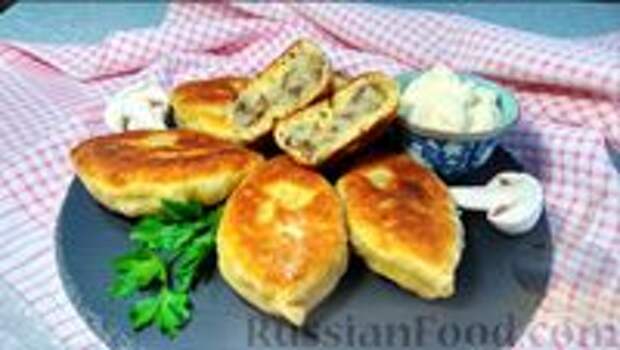 Фото к рецепту: Жареные пирожки с картошкой и грибами