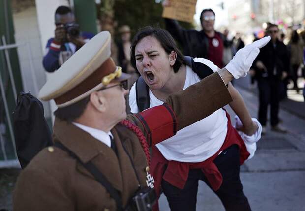 Женщина кричит на человека "в образе" Гитлера на акции протеста против президента Дональда Трампа, Лас-Вегас, январь 2017 демонстрации, женщины, кадры, общество, протест, сильные женщины, сильные фотографии, фото